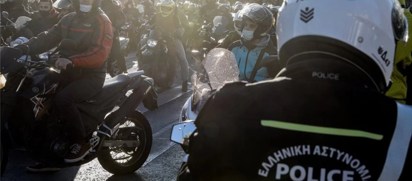 Μοτοπορεία διανομέων για τη μνήμη του 23χρονου θύματους του τροχαίο στη Βουλή - Αίτημα να αποδοθεί δικαιοσύνη (φωτό)